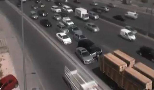 بالفيديو.. قفزت من السيارة هربا من الشاحنة في نهر الموت!