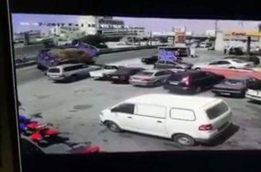 بالفيديو: انقلاب شاحنة على أوتوستراد جبيل!