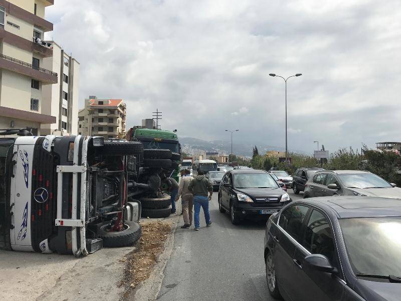 انزلاق شاحنة أتربة في جبيل.. وهذا ما أحدثته!