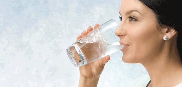 تعرف على الأضرار الصحية من شرب الماء البارد أو المثلج