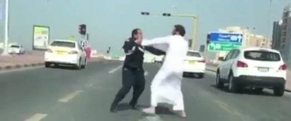 عراك بالأيدي بين مواطن كويتي وشرطي لدفاعه عن وافد آسيوي