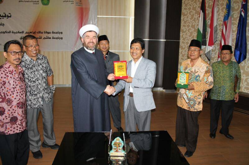 جامعة طرابلس وقعت اتفاقيات تعاون مع جامعات إندونيسية