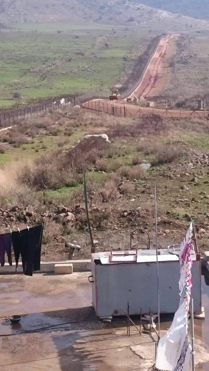 جرافة تنظف الجهة الغربية من نهر الوزاني بمراقبة إسرائيلية