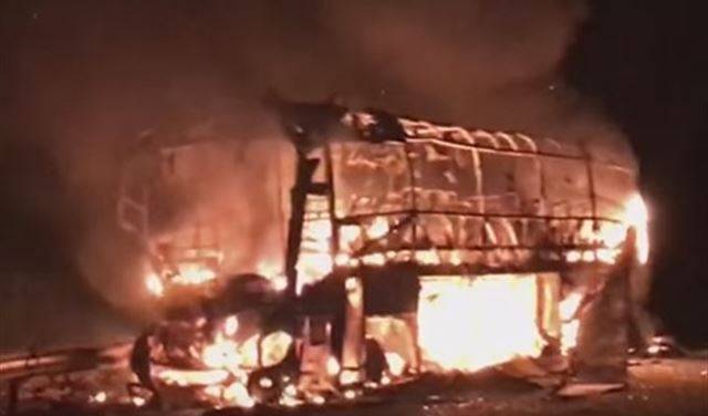 انقلاب حافلة لنقل الطلاب واحتراقها بالكامل في المطرية - الجنوب، ونجاة السائق حسين وهبي بأعجوبة (الوكالة الوطنية)