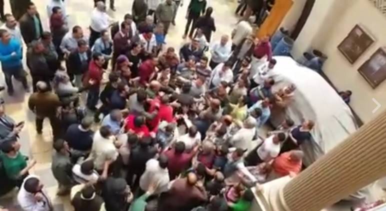 بالفيديو: مصريون يهاجمون مدير أمن طنطا