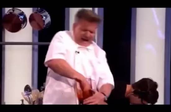بالفيديو: طباخ شهير جدا تقطع يده على الهواء مباشرة!