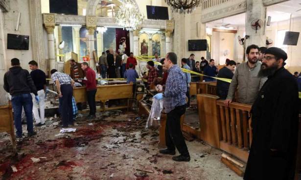 مصادرة صحيفة مصرية طالبت بإقالة وزير الداخلية بعد تفجيرات الكنائس