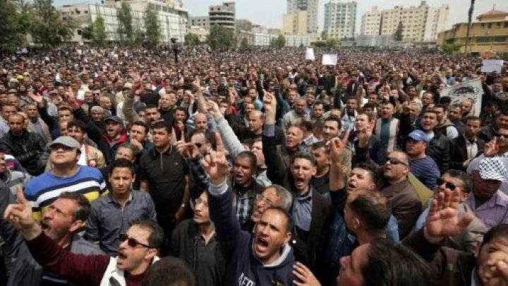 غزة تعترض على خفض الرواتب
