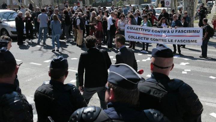 متظاهرون يعطلون تجمعا انتخابيا لمارين لوبان في جزيرة كورسيكا الفرنسية