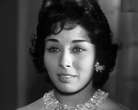 بالصور - هل تذكرون الفنانة لبنى عبد العزيز.. شاهدوا أناقتها وكيف اصبحت الآن!