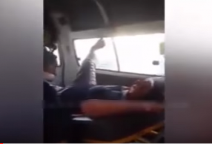فيديو: سائق سيارة إسعاف ترك المريض بداخلها يصرخ ألماً وذهب لشراء فطائر!!