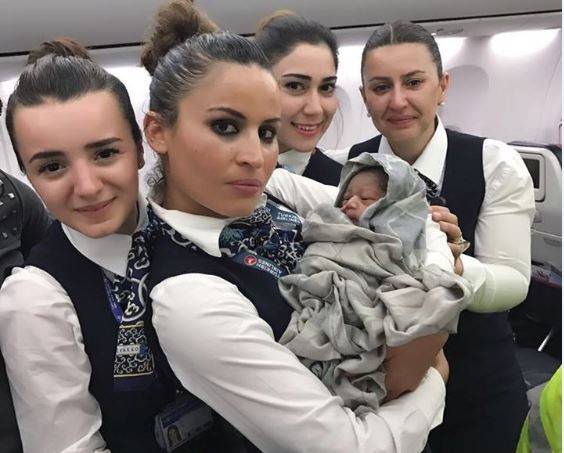 ولادة طفلة في الطائرة.. على ارتفاع 13 ألف متر!