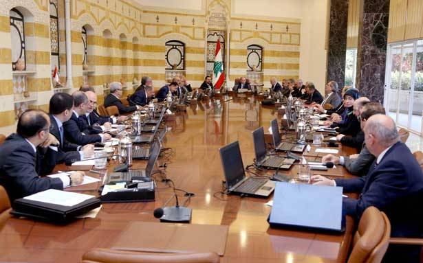 مجلس الوزراء شكّل لجنة وزاريّة لمتابعة قانون الإنتخاب وأبقى جلساته مفتوحة :
وجوب العمل لاستتباب الأمن في عين الحلوة ـــ عون : لن يحصل أيّ فراغ