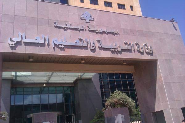 تكسر أجزاء من سقف أحد صفوف مدرسة بصور