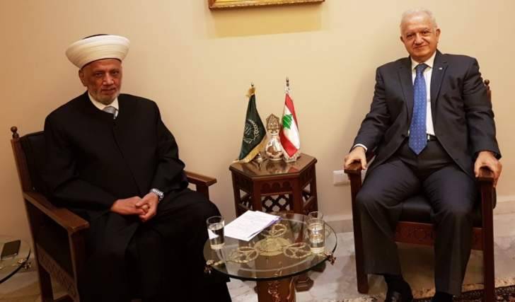 دريان تسلم من جمعية المقاصد الخيرية لحضور احتفالها السنوي