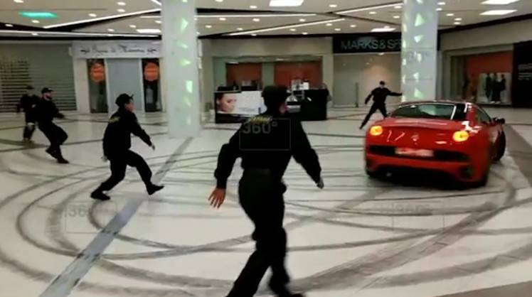 بالفيديو.. فيراري تقتحم مركزا تجاريا!