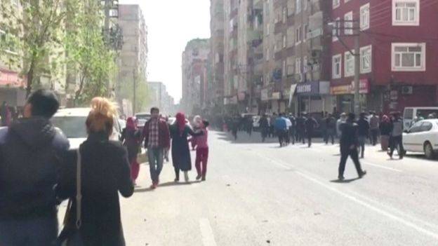 وزيرالداخلية التركي :  الانفجار الذي وقع في مجمع للشرطة في مدينة ديار بكر جنوب شرق البلاد أمس هجوم إرهابي ونفذ عبر نفق تم حفره تحت المجمع