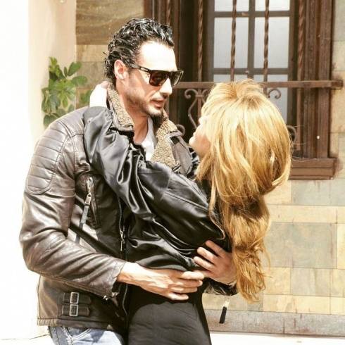 علا غانم تثير الجدل بصورة في أحضان فنان!
