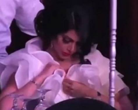بالفيديو - فنانة شهيرة عربية بموقف محرج جدًا بعد تمزق فستانها على المسرح وكشف المستور!!