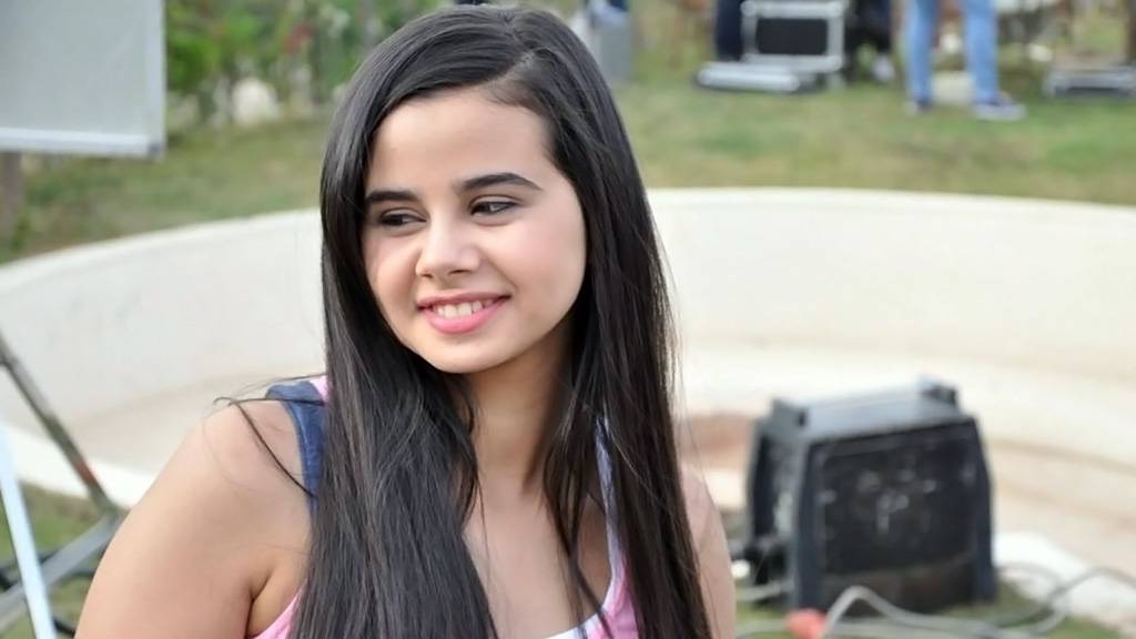 فضيحة.. حساب للفنانة المصرية منة عرفة: اصطاد 70 فتاة قاصر وحصل على صورهن عاريات!!