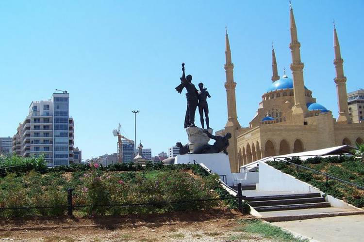 المتظاهرون في ساحة الشهداء بدأوا بفك الخيم التي كانت نصبت اعتراضا على التمديد