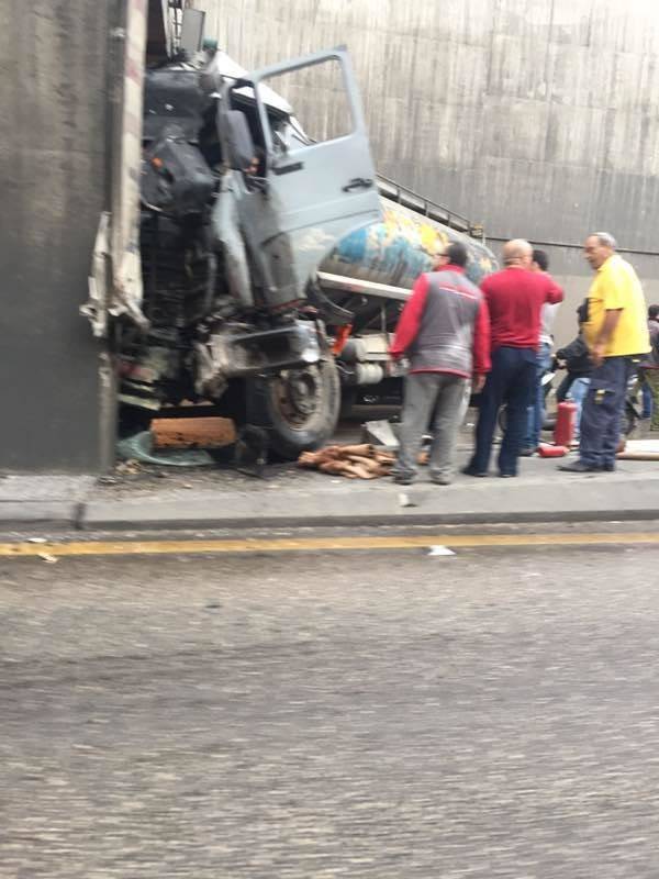 بالصور.. حادث صهريج مروع عند أنفاق المطار