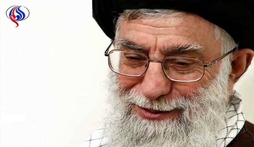 شاهد.. صورة فريدة عن قائد الثورة الى جانب والده المرحوم