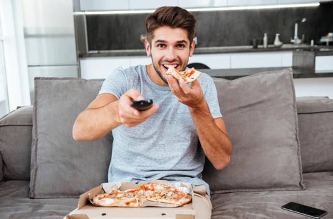 من اليوم أغلق التلفاز أثناء تناول الطعام!