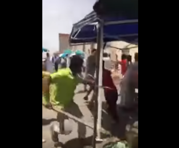 فيديو: السعودية...اغماء سيدة إثر شجار بين عمال بسطات الخضار
