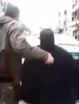 شاهد بالفيديو... القوات السورية تحرم هذه السيدة من 