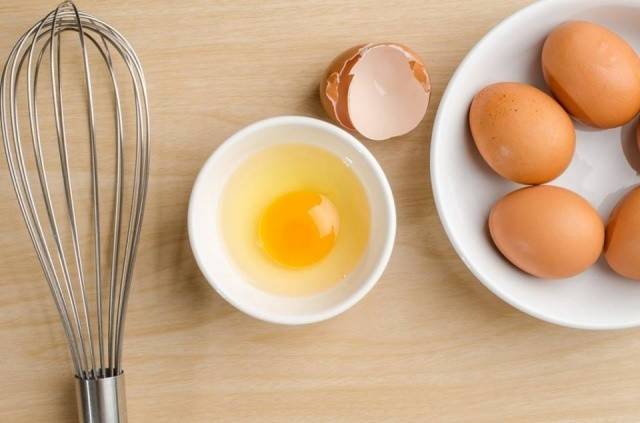 طريقتان لتعرفوا البيض الصحّي من الضار.. إنتبهوا للصفار!