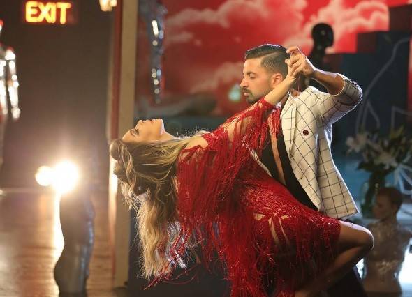 شاهد كليب "تولع" لنوال الزغبي.. بالأحمر الجريء والبرقع الخليجي