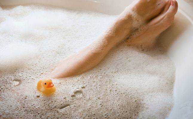 بدون أيِّ جهدٍ وتعب.. اخسر وزنك خلال الاستحمام!
