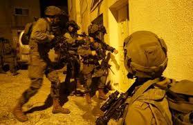 قوات العدو تعتقل شابين فلسطينيين خلال مداهمات في الضفة الغربية والقدس