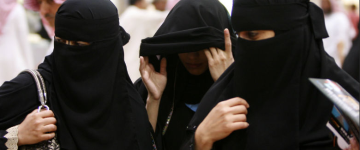 معلمة تشك في سلوك 3 طالبات في المرحلة الثانوية ولكن عند مراقبتها كشفت الكارثة!