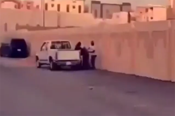 فيديو مروّع.. شاب سعودي يضرب والده ووالدته بالعصا في الشارع!!