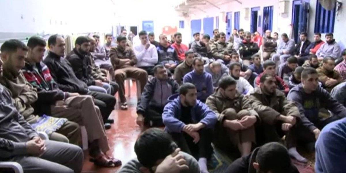 مسؤول فلسطيني: أكثر من ألف معتقل فلسطيني يبدأون إضرابا عن الطعام في السجون الاسرائيلية