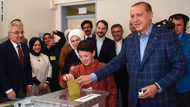 أردوغان يدلي بصوته والقضاء يلاحق مسؤولين أمريكيين بتهمة الانقلاب