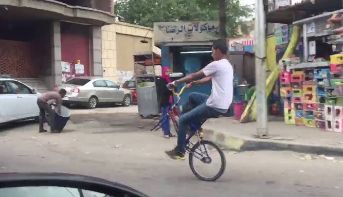 صبي يشعل مواقع التواصل.. قاد دراجة بإطار واحد!
