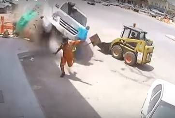 فيديو مروِّع.. عاملٌ ينجو بأعجوبة من سيارة انقضَّت عليه!