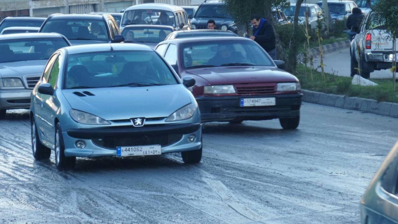 انزلقت السيارات في الضنية.. وهذا ما حدث!