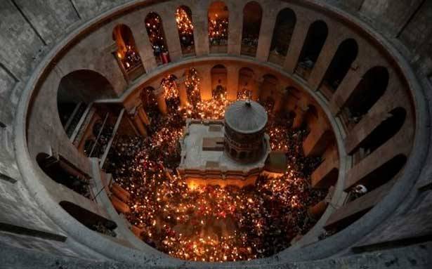 النار المقدسة تنبثق من قبر السيد المسيح في القدس