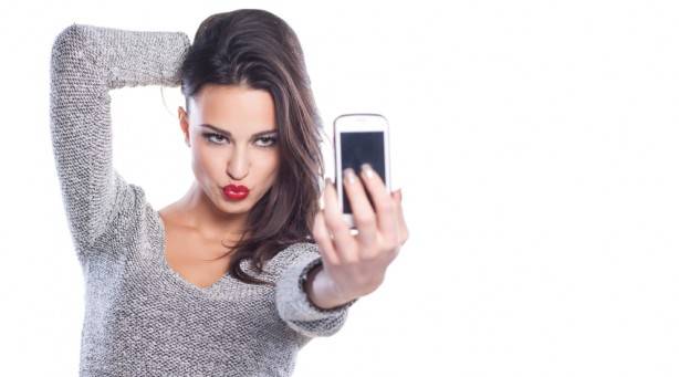 سبب ضم الفتيات للشفاه أثناء التقاط صور السلفي...الجواب صادم لـ99 % من الرجال!