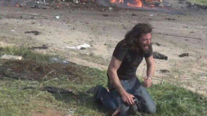 صور لصحافي منهار بعد انفجار حي الراشدين في حلب تشعل مواقع التواصل الاجتماعي!