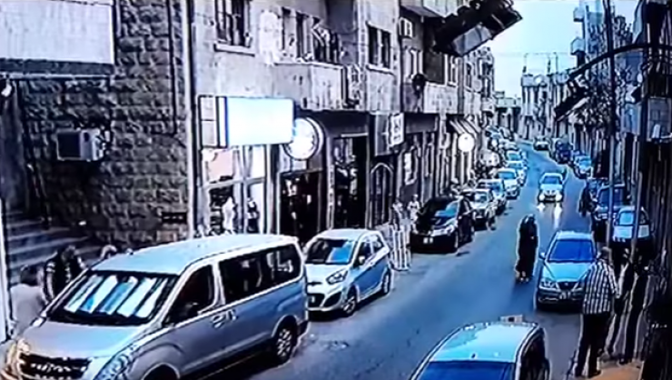 بالفيديو: في هذا البلد العربي..فتاة تخرج من نافذة سيارة لتعتدي على أخرى!!