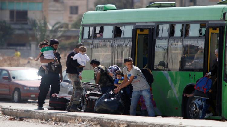 الميادين:  2010 أشخاص خرجوا من حي الوعر باتجاه جرابلس بريف حلب بينهم 510 مسلحين على متن 55 حافلة