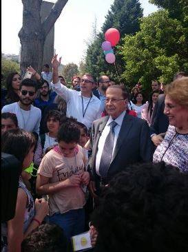 بالصور..الرئيس عون والسيدة الأولى يشاركان الأطفال فرحة العيد!