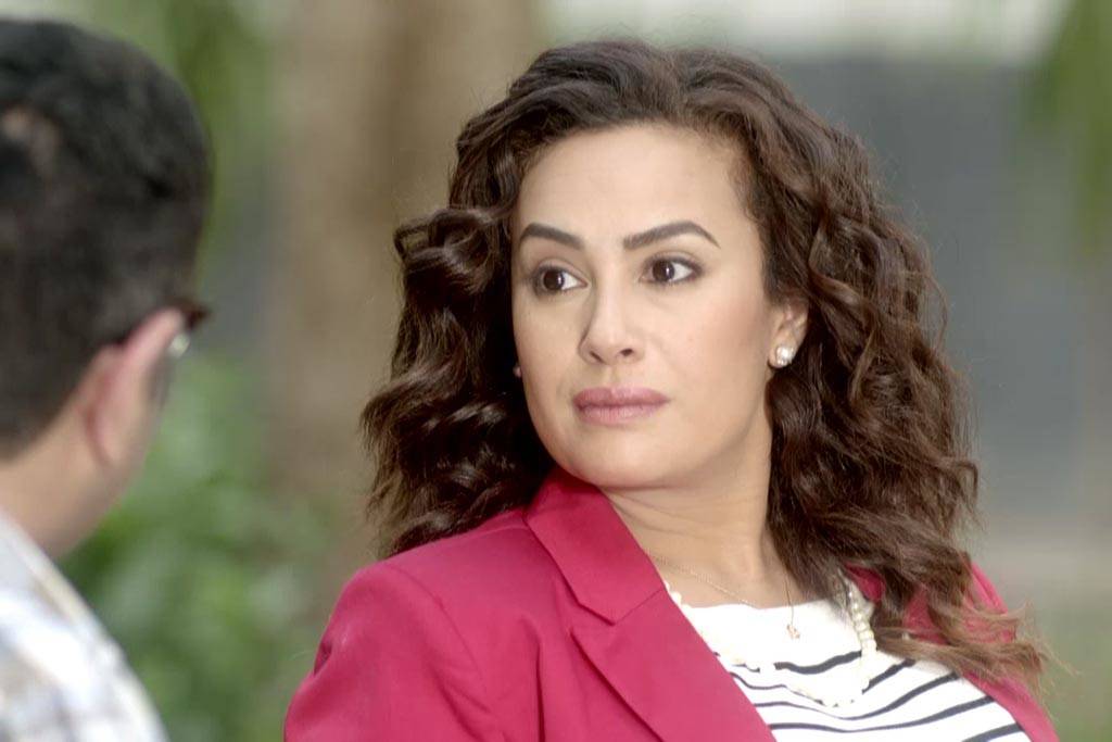 هند صبري شاحبة الوجه بسبب المرض.. وعرضٌ لها بمليون!
