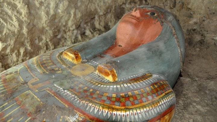 باحثون مصريون: اكتشاف ثمانية مومياوات داخل مقبرة فرعونية "زاهية الألوان"