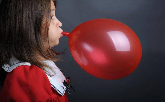نفخ البالون بالفم أخطر مما تظنينه..فتوقفي عن فعل ذلك حالاً!